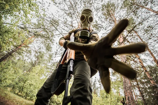 Bir Stalker Kostüm Gaz Maskeli Bir Adam Makineli Tüfekle Duruyor — Stok fotoğraf