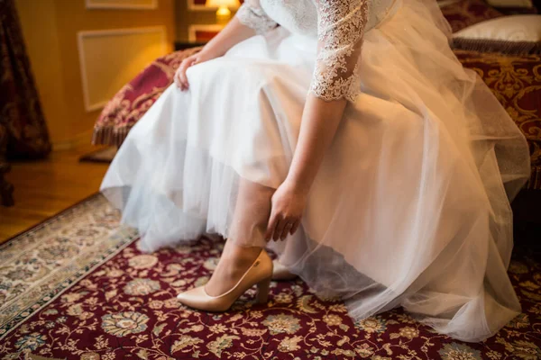 Свадьба Невеста Белом Платье Надевает Свои Красивые Туфли — стоковое фото
