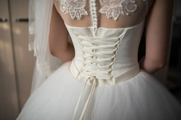 Весілля Наречена Була Одягнена Білу Сукню Тепер Вона Язана Корсетом — стокове фото