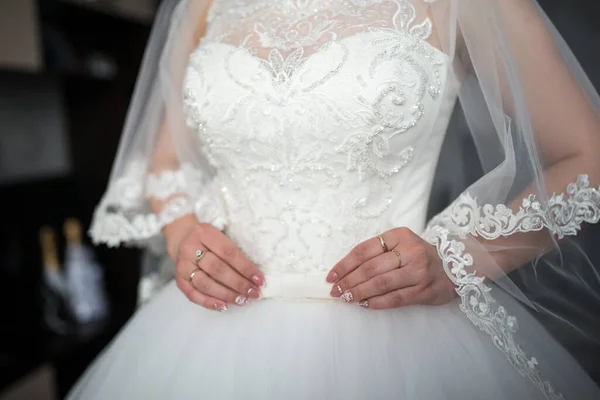 Esküvő Menyasszony Fehér Ruhát Viselt Most Fűző Van Rajta — Stock Fotó