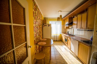 Mutfağın rahat atmosferi beyaz tonlarda ve modern tarzda.