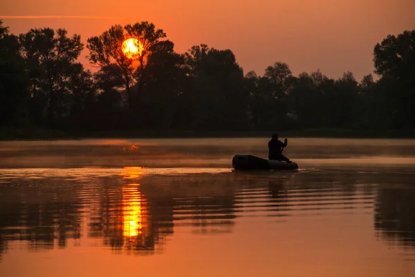 Een Man Drijft Een Opblaasbare Boot Het Meer Een Rode — Stockfoto