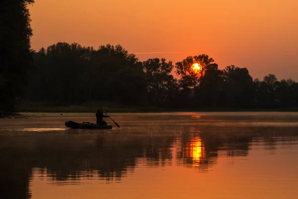 Een Man Drijft Een Opblaasbare Boot Het Meer Een Rode — Stockfoto