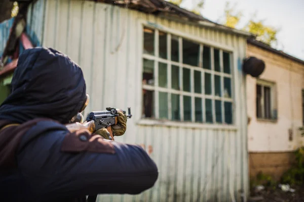 Cosplay Stalker Man Gasmask Står Med Ett Maskingevär — Stockfoto