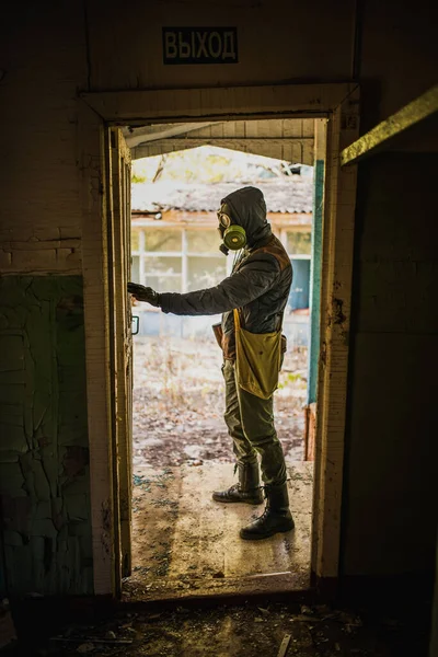 Cosplay Stalker Man Gasmask Står Med Ett Maskingevär — Stockfoto