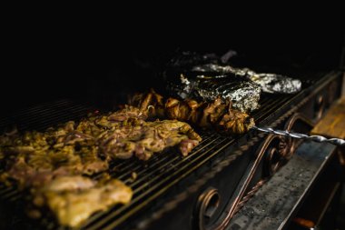 Şiş kebap ızgarada kızarır.