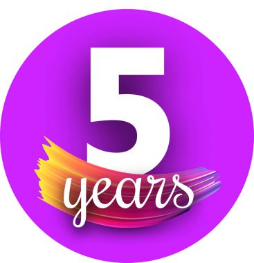 Spektrum fırça darbesiyle yuvarlak mor beş yıl tebrik kartı. Renkli gradyan fırçası tasarım. Vektör kağıt çizim.