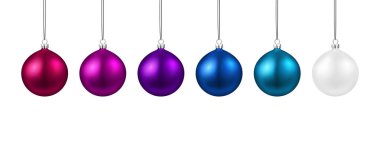 Yuvarlak renkli Noel topları, beyaz arka plan üzerinde izole Noel ve yılbaşı dekorasyon