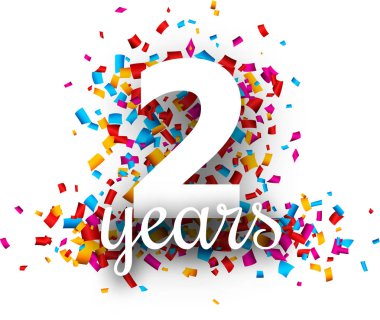 Beyaz arka plan üzerinde izole renkli kağıt konfeti ile iki yıl yıldönümü