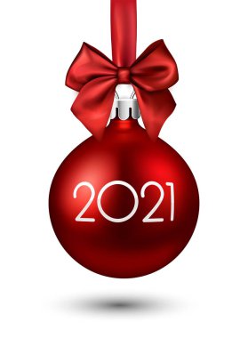Kırmızı 3D Noel ağacı oyuncağı, üzerinde beyaz 2021 işareti olan fiyonklu kırmızı kurdele. Beyaz arka plan. Vektör tatil illüstrasyonu.