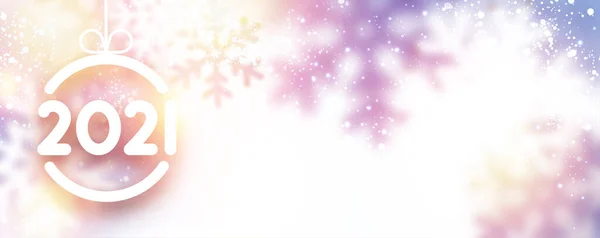 白色的圣诞树玩具轮廓 2021年的标志挂在缎带上 闪烁着灯光 彩霞和雪花的背景 给你的文字一些空间 病媒假日图解 — 图库矢量图片