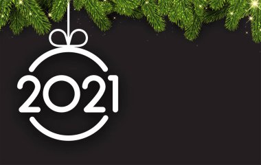 Beyaz noel ağacı oyuncağı silueti. Kurdelesinde 2021 yazısı asılı. Köknar dallı siyah arkaplan. Mesajın için biraz yer aç. Vektör tatil illüstrasyonu.