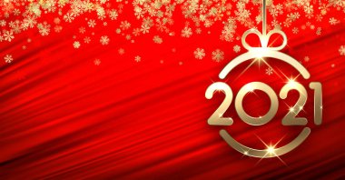 Kurdelesinde 2021 yazan altın noel ağacı oyuncağı ana hatları. Kar taneleri konfetiyle kırmızı akıcı ipek arka plan. Mesajın için biraz yer aç. Vektör tatil illüstrasyonu.