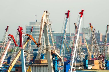 Şehir gemi boruları ısı nedeniyle bulanık arka planda bağlantı noktası Vinçler