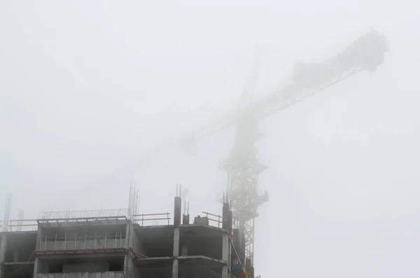 Sisin içinde inşaat vinç