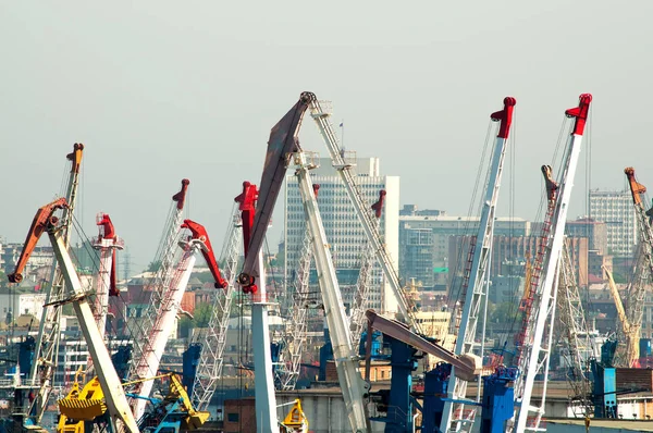 Şehir gemi boruları ısı nedeniyle bulanık arka planda bağlantı noktası Vinçler