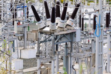 Güç hatları ve transforme dağıtım elektrik trafo merkezi