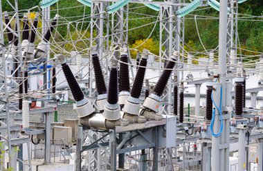 Güç hatları ve transforme dağıtım elektrik trafo merkezi