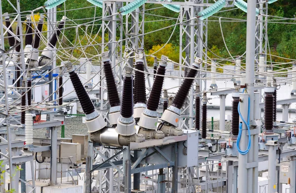 Güç hatları ve transforme dağıtım elektrik trafo merkezi