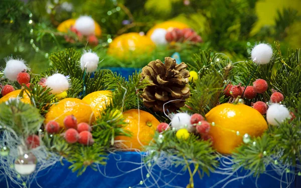 Noel dekor sığ derinlik-in tarla çam dalları, mandalina, koni ve topları,