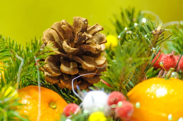 Noel dekor sığ derinlik-in tarla çam dalları, mandalina, koni ve topları,