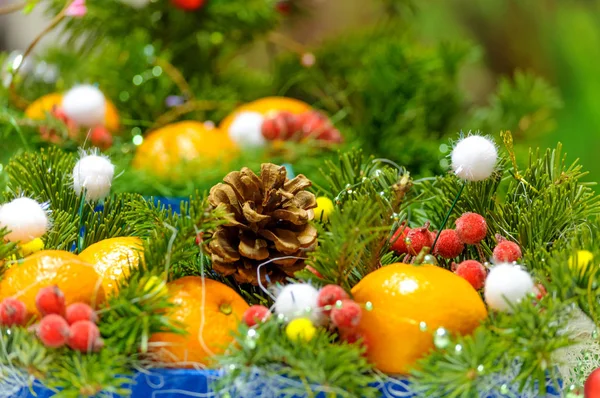 Noel dekor sığ derinlik-in tarla çam dalları, mandalina, koni ve topları,