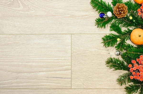 Noel dekor çam dalları, mandalina, koni ve topları arka planda