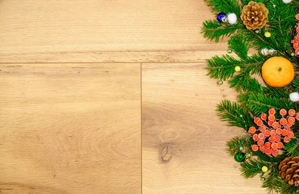 Noel dekor çam dalları, mandalina, koni ve topları arka planda