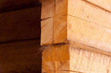 Duvar, ahşap bir bardan bir evin inşaatı altında, yakın çekim, sığ alan derinliği