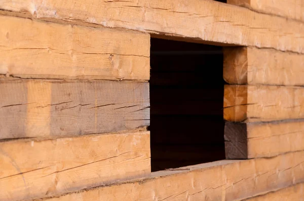 Duvar, ahşap bir bardan bir evin inşaatı altında, yakın çekim, sığ alan derinliği