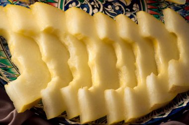 Oryantal süs, alan sığ derinliği ile bir tabak üzerinde Kavun takozlar