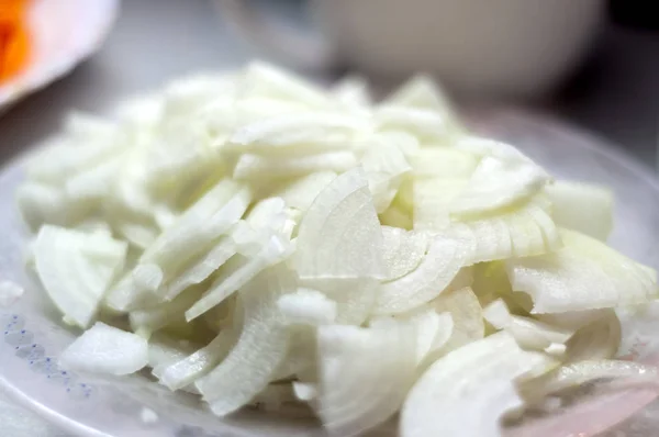 Cebollas cortadas en rodajas en un primer plano, poca profundidad de campo — Foto de Stock