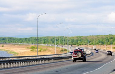 Vladivostok, Rusya - 30 Mayıs 2018: Hafif bir hareketle aydınlık güneşli bir günde asfalt yol