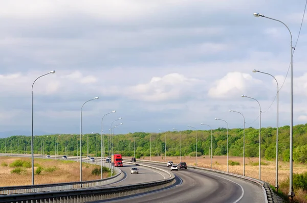 Vladivostok, Rusya - 30 Mayıs 2018: Hafif bir hareketle aydınlık güneşli bir günde asfalt yol