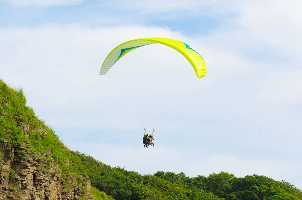 People fly on a paraglide on a sunny day. — Stock Photo, Image