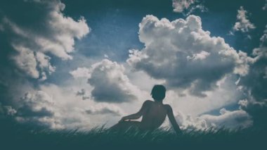 Kız otların arasında yatıyor ve yaz öğleden sonra sahiptir