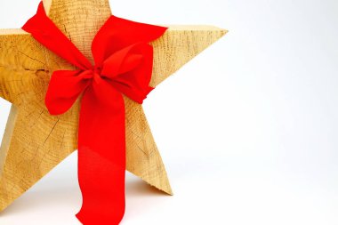 Kırmızı fiyonklu Noel yıldızı süslemesi