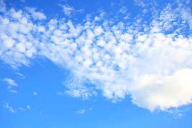 Bulutlar ve mavi gökyüzü