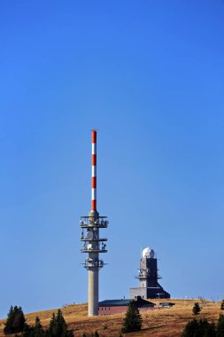 Feldberg Kara Orman / Almanya - 09 22 2018: Feldberg olduğunu bir dağ tepe Tv Kulesi ile Kara Orman.