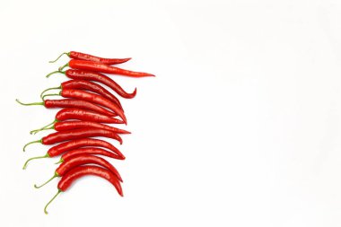 Kağıt beyaz zemin üzerine kırmızı biber