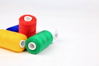 Beyaz arka plan karşı izole farklı renklerde iplik