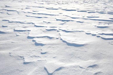 rüzgarla sürüklenir, kapalı kar örtüsü Tepeleri gibi görünüyor
