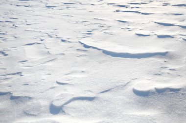 rüzgarla sürüklenir, kapalı kar örtüsü Tepeleri gibi görünüyor