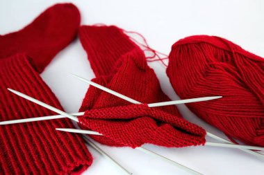 Kendi kendini yetiştirmiş pamuklu çoraplar. Beyaz arkaplanda izole