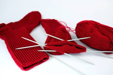 Kendi kendini yetiştirmiş pamuklu çoraplar. Beyaz arkaplanda izole