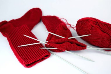 Kendi kendini yetiştirmiş pamuklu çoraplar. Beyaz arkaplanda izole