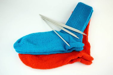 Kendi kendini yetiştirmiş pamuklu çoraplar. Beyaz arkaplanda izole