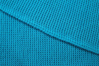 Mavi pamuktan yapılmış kendi kendine örülmüş yün bir battaniye.