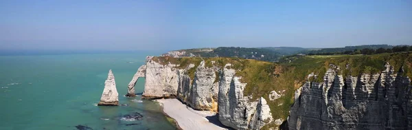 Этрета на побережье Франции с прекрасными пейзажами — стоковое фото