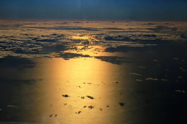 Siège fenêtre, un vol au coucher du soleil — Photo